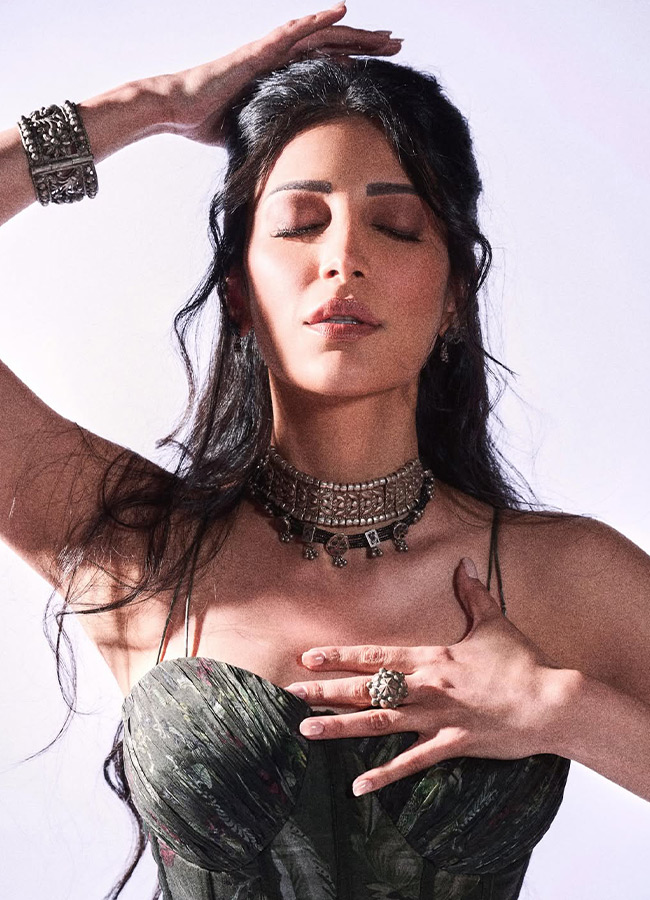 "Shruti Haasan in Different Poses: Stunning Photos"5