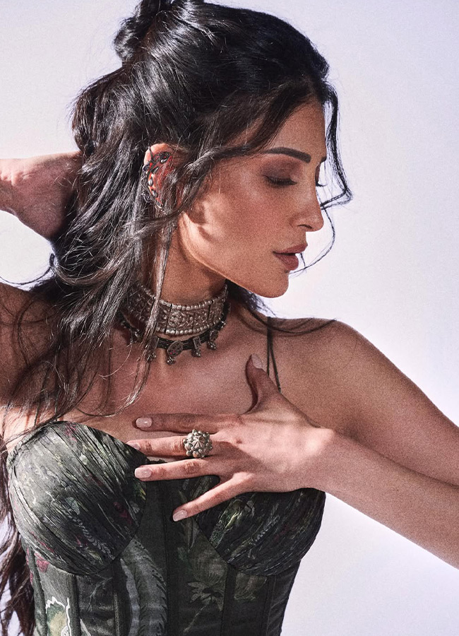 "Shruti Haasan in Different Poses: Stunning Photos"6