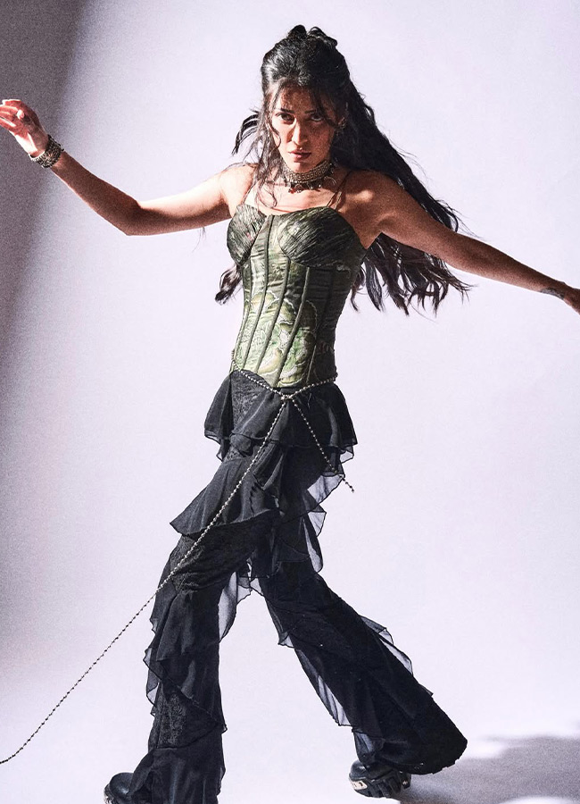 "Shruti Haasan in Different Poses: Stunning Photos"7