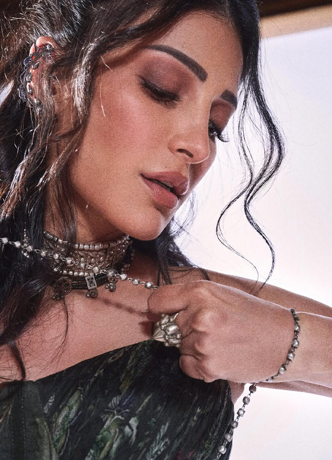 "Shruti Haasan in Different Poses: Stunning Photos"9