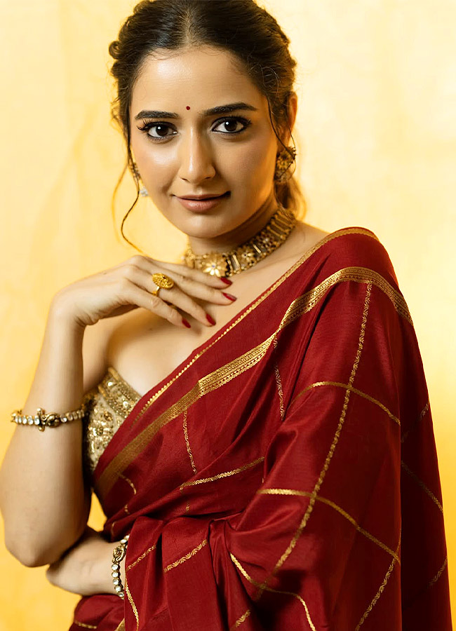 Stunning Glamour in a Traditional Saree Photos...2
