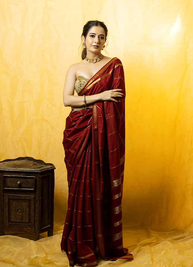 Stunning Glamour in a Traditional Saree Photos...4