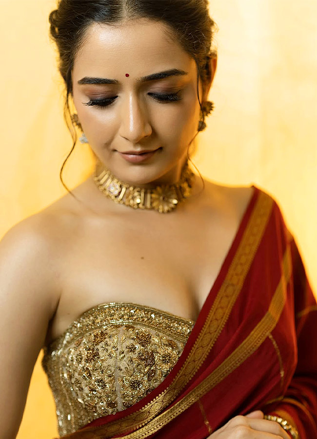 Stunning Glamour in a Traditional Saree Photos...5