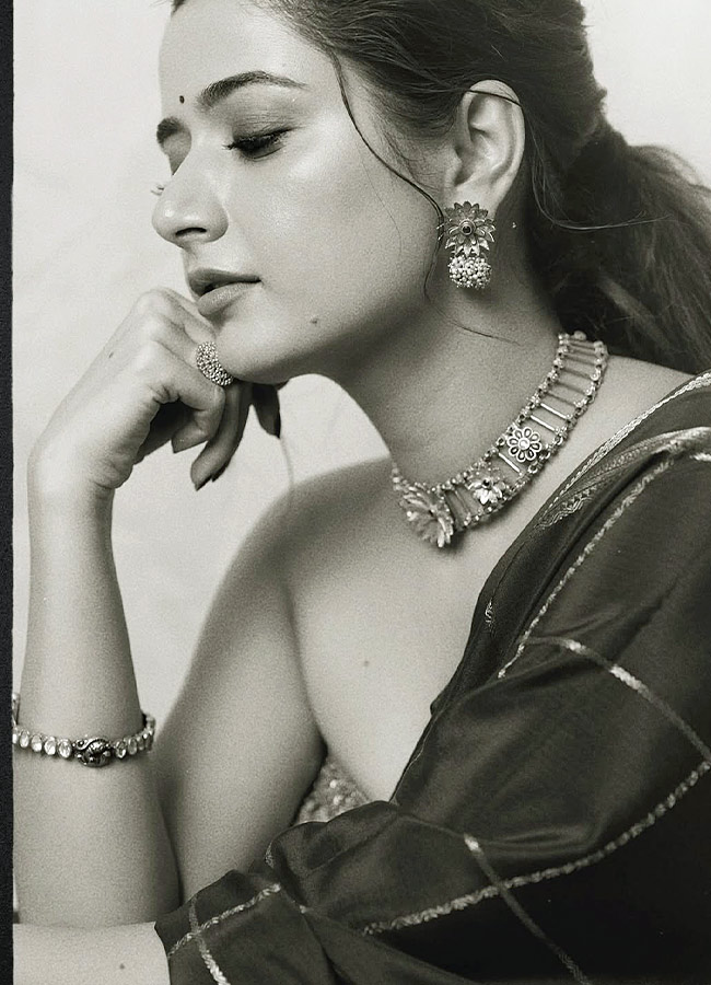 Stunning Glamour in a Traditional Saree Photos...6