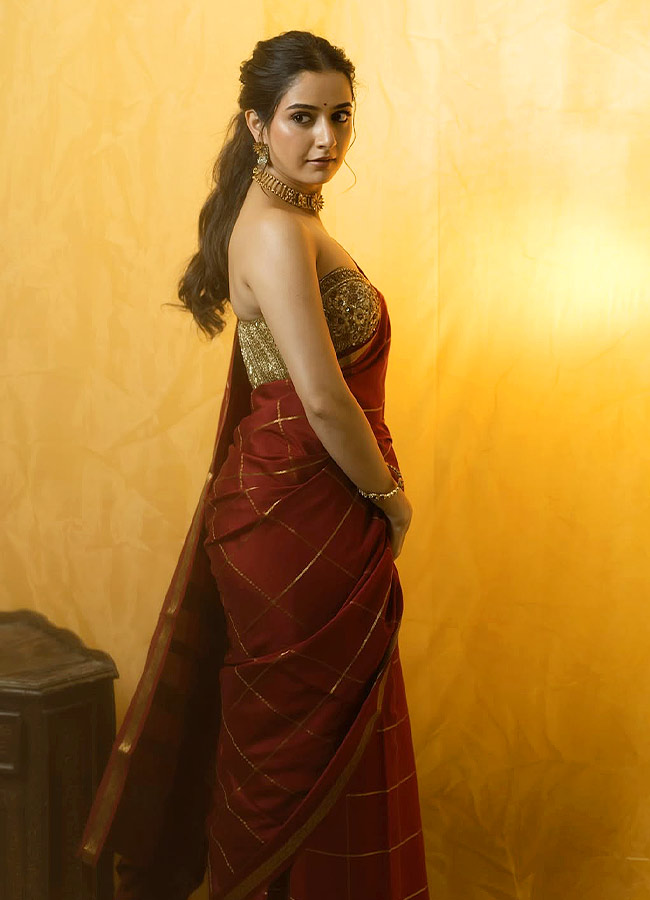 Stunning Glamour in a Traditional Saree Photos...7