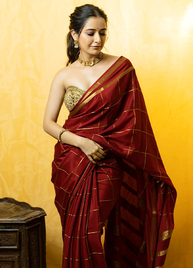 Stunning Glamour in a Traditional Saree Photos...9