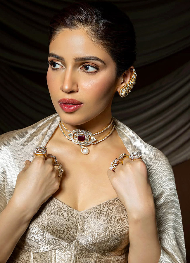 "Bhumi Pednekar Stuns in a Glittering Silver Saree"2