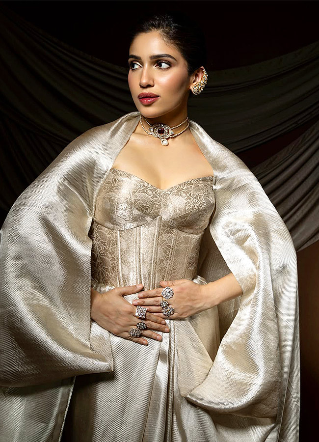 "Bhumi Pednekar Stuns in a Glittering Silver Saree"3