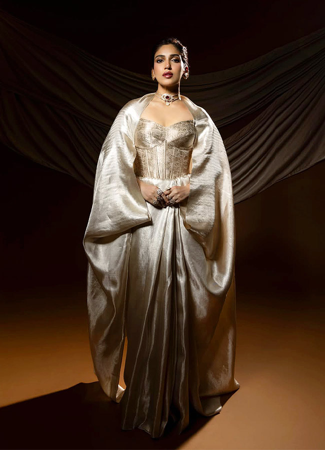 "Bhumi Pednekar Stuns in a Glittering Silver Saree"4