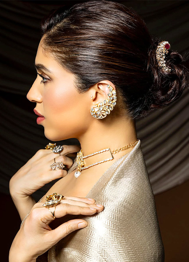 "Bhumi Pednekar Stuns in a Glittering Silver Saree"5