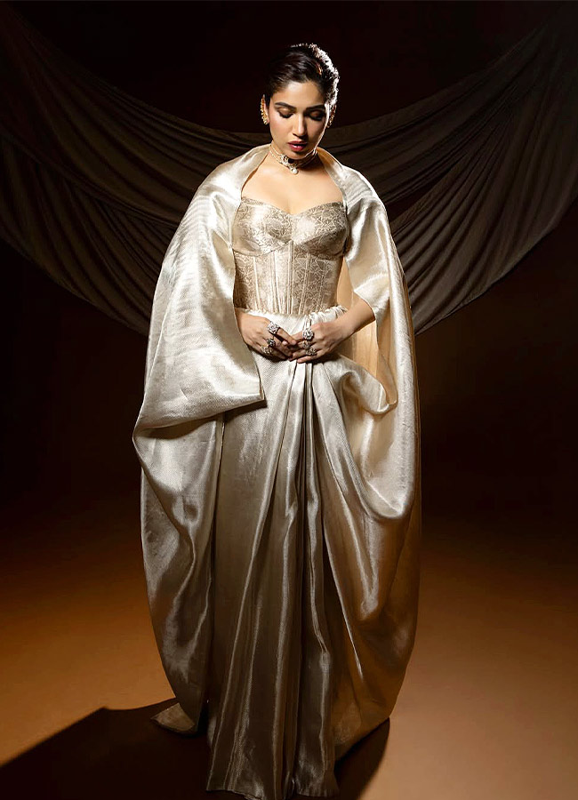 "Bhumi Pednekar Stuns in a Glittering Silver Saree"7