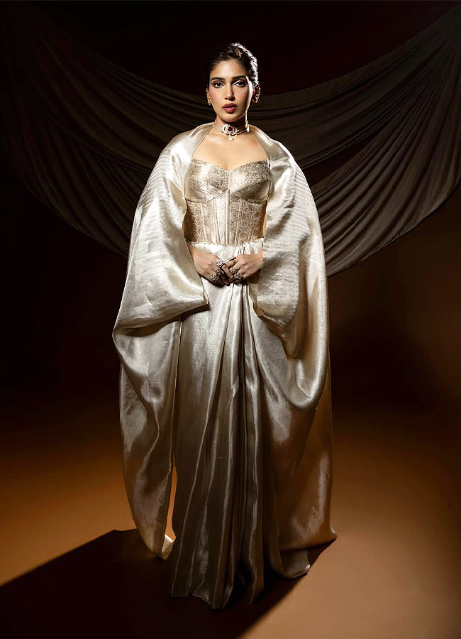 "Bhumi Pednekar Stuns in a Glittering Silver Saree"9