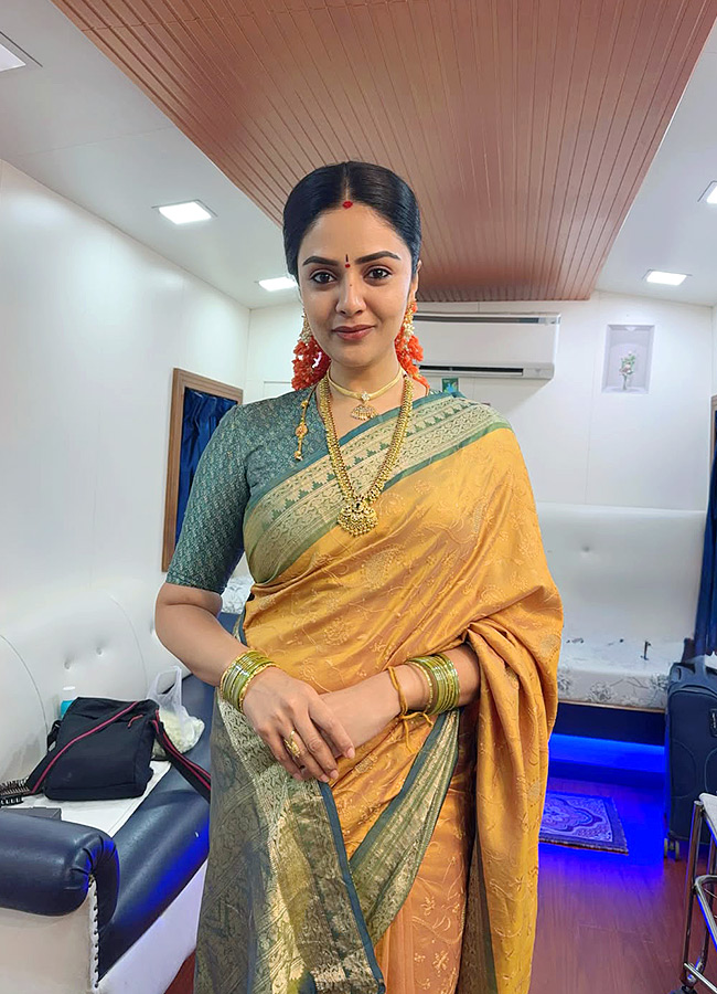Anchor Sreemukhi Shines Like Pure Gold Stunning Photos...10