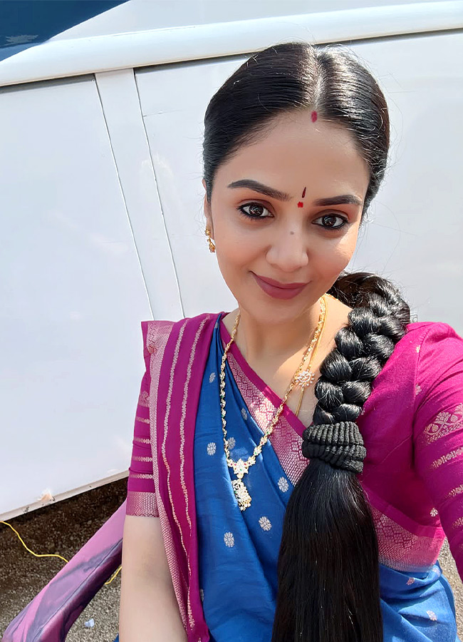 Anchor Sreemukhi Shines Like Pure Gold Stunning Photos...11