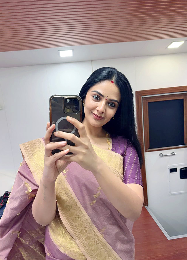 Anchor Sreemukhi Shines Like Pure Gold Stunning Photos...12