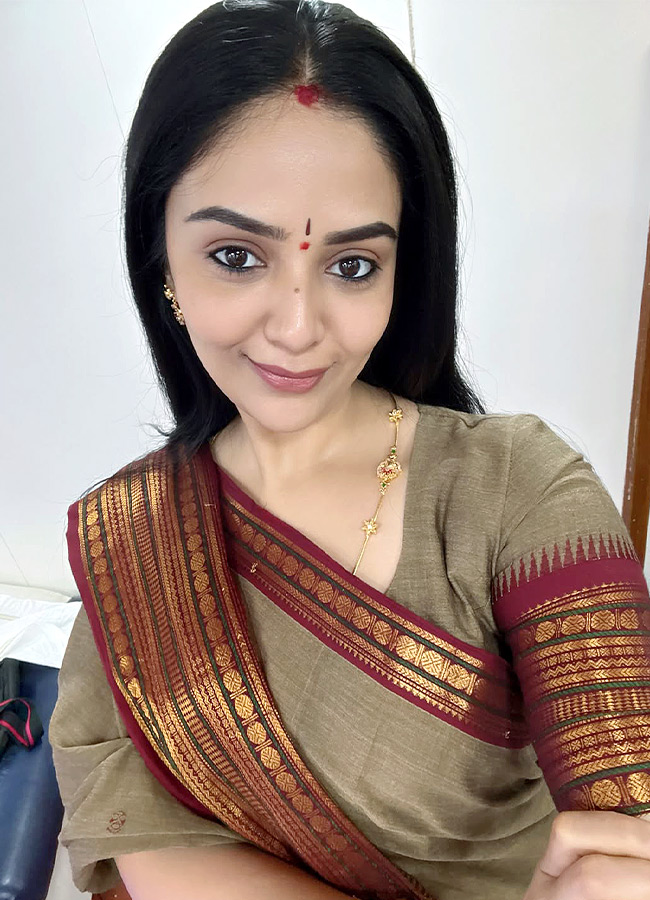 Anchor Sreemukhi Shines Like Pure Gold Stunning Photos...13