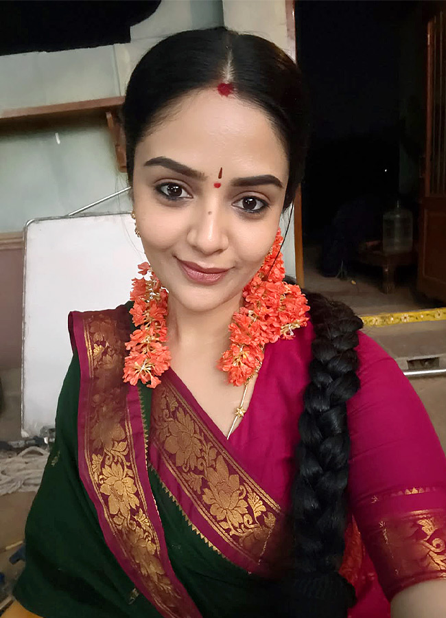 Anchor Sreemukhi Shines Like Pure Gold Stunning Photos...15