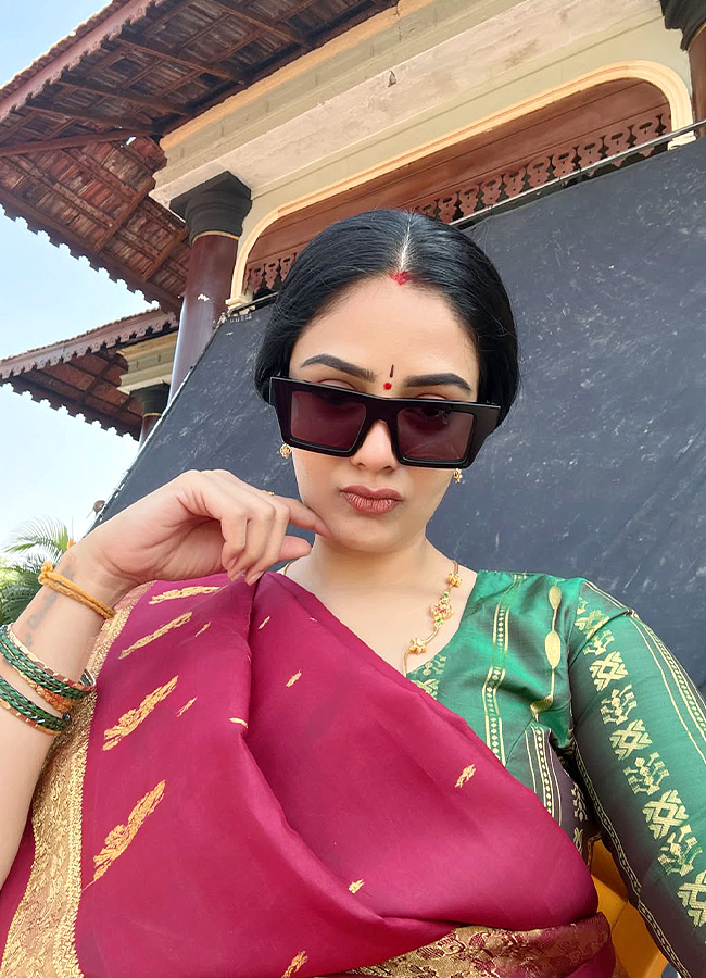 Anchor Sreemukhi Shines Like Pure Gold Stunning Photos...16