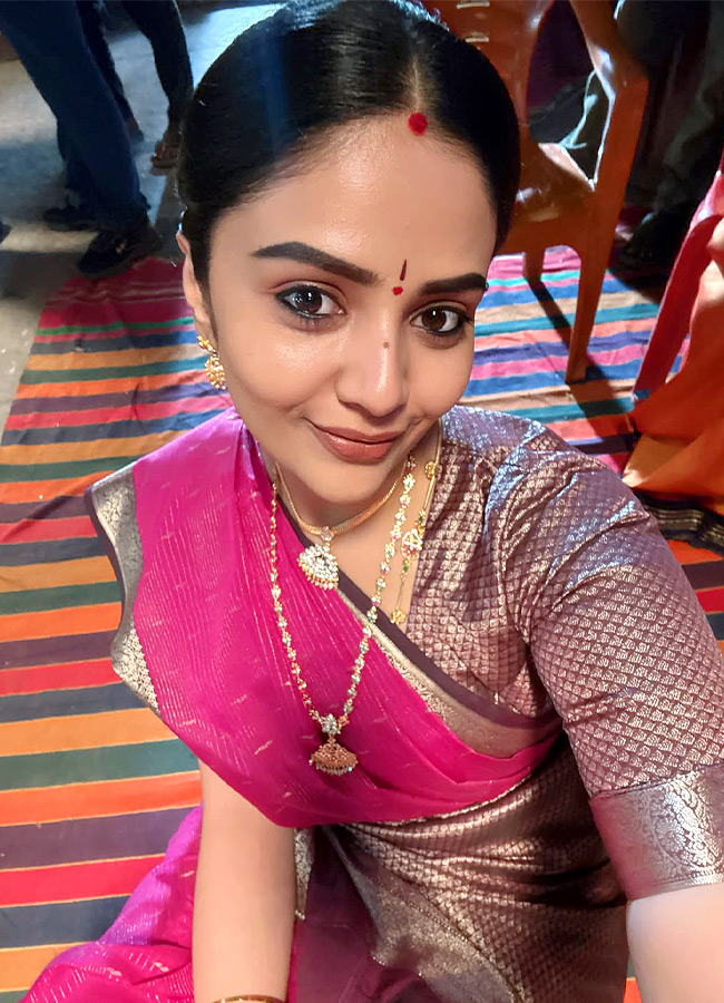Anchor Sreemukhi Shines Like Pure Gold Stunning Photos...17