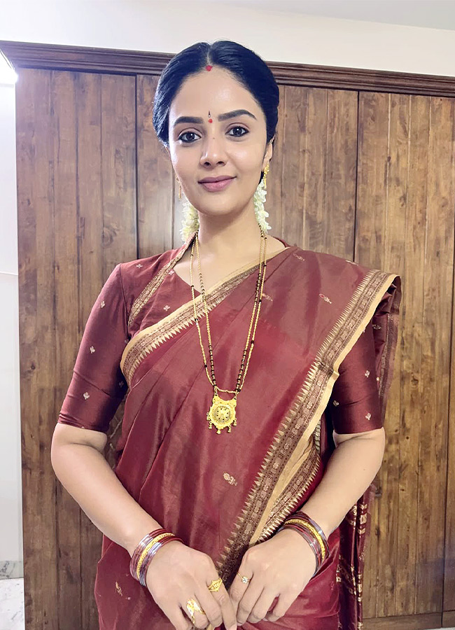 Anchor Sreemukhi Shines Like Pure Gold Stunning Photos...18