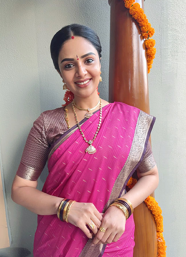 Anchor Sreemukhi Shines Like Pure Gold Stunning Photos...19