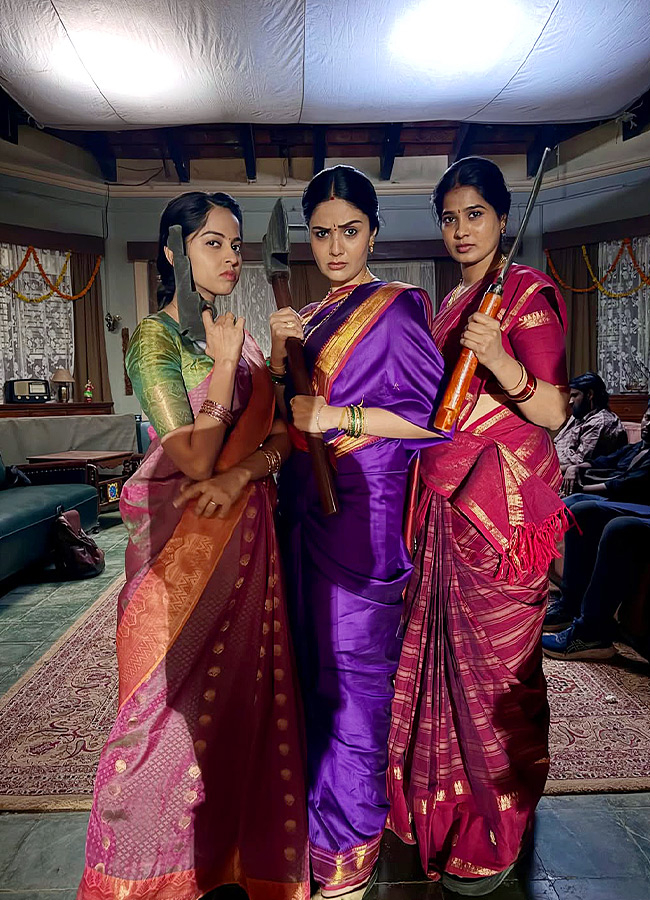 Anchor Sreemukhi Shines Like Pure Gold Stunning Photos...4