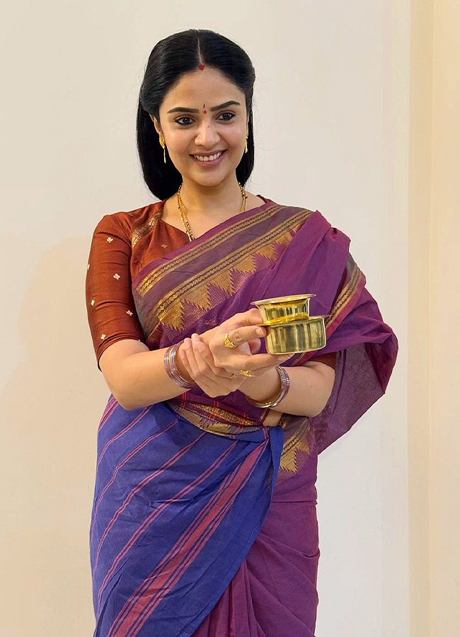 Anchor Sreemukhi Shines Like Pure Gold Stunning Photos...6