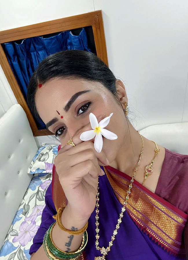 Anchor Sreemukhi Shines Like Pure Gold Stunning Photos...7