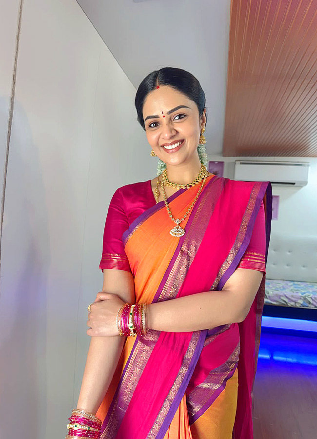 Anchor Sreemukhi Shines Like Pure Gold Stunning Photos...8