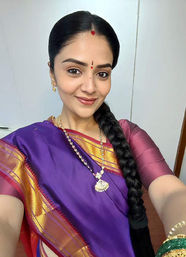 Anchor Sreemukhi Shines Like Pure Gold Stunning Photos...9