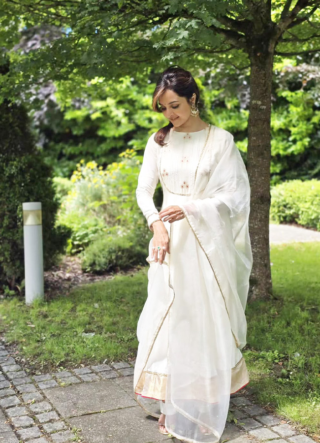 "Age is just a number, Manju Warrier Looks Even More Beautiful At 47 (Photos)"17