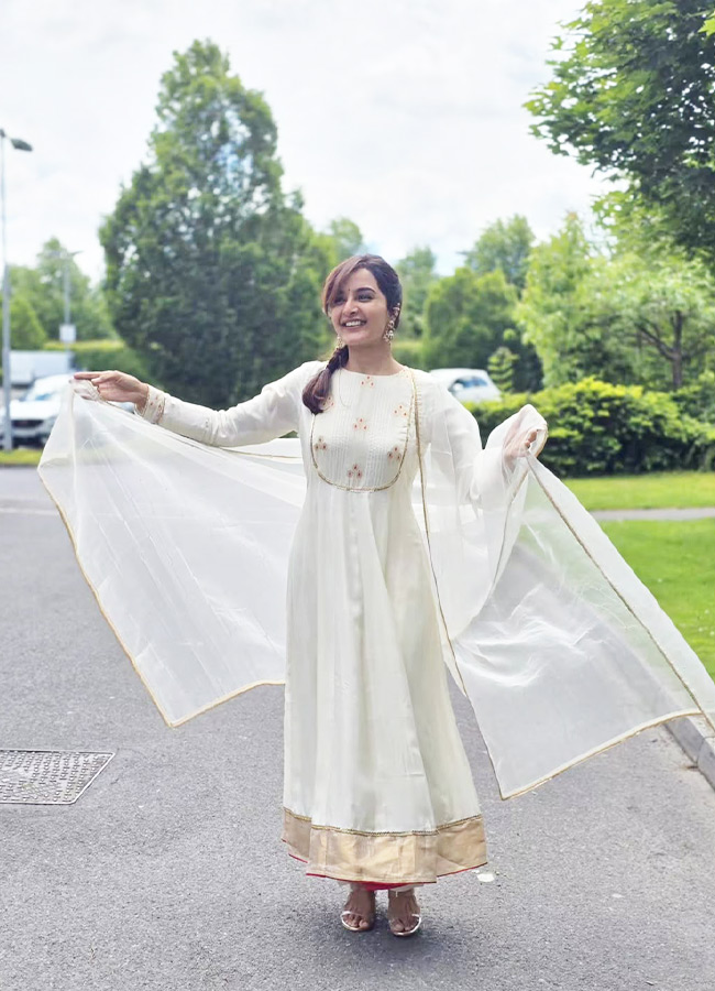 "Age is just a number, Manju Warrier Looks Even More Beautiful At 47 (Photos)"3