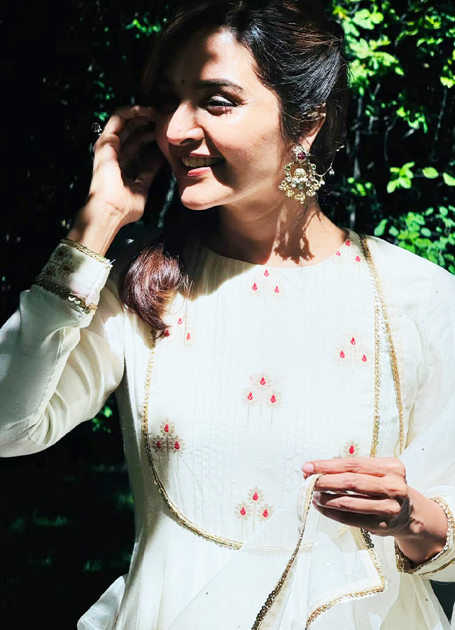 "Age is just a number, Manju Warrier Looks Even More Beautiful At 47 (Photos)"9