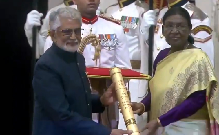 President Murmu confers Padma Awards at Rashtrapati Bhavan Photos12