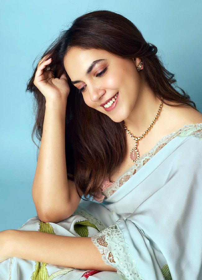 Ritu Varma Radiates Traditional Telugu Beauty in a Saree (Photos)10
