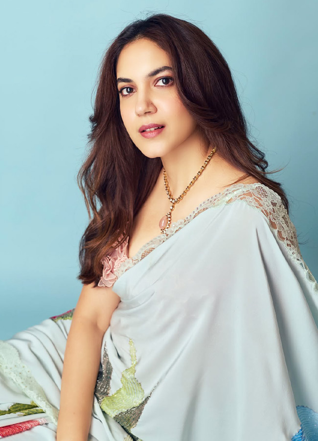 Ritu Varma Radiates Traditional Telugu Beauty in a Saree (Photos)2