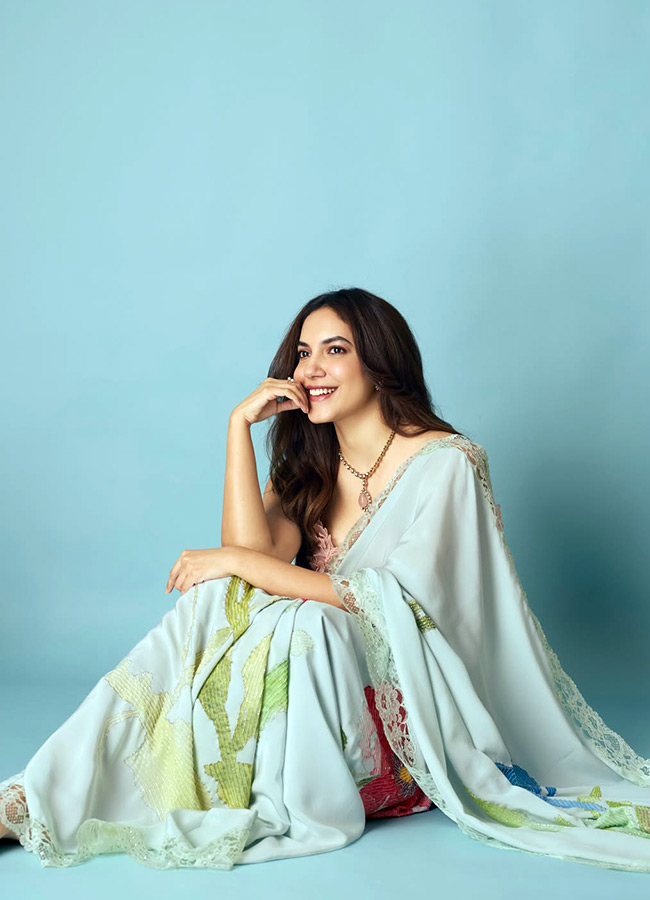 Ritu Varma Radiates Traditional Telugu Beauty in a Saree (Photos)5