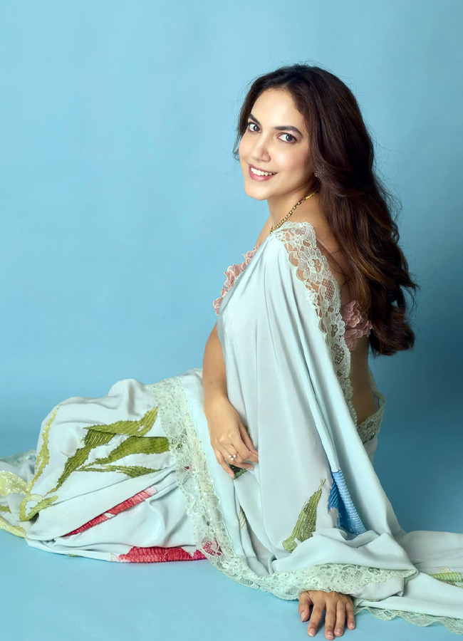 Ritu Varma Radiates Traditional Telugu Beauty in a Saree (Photos)7