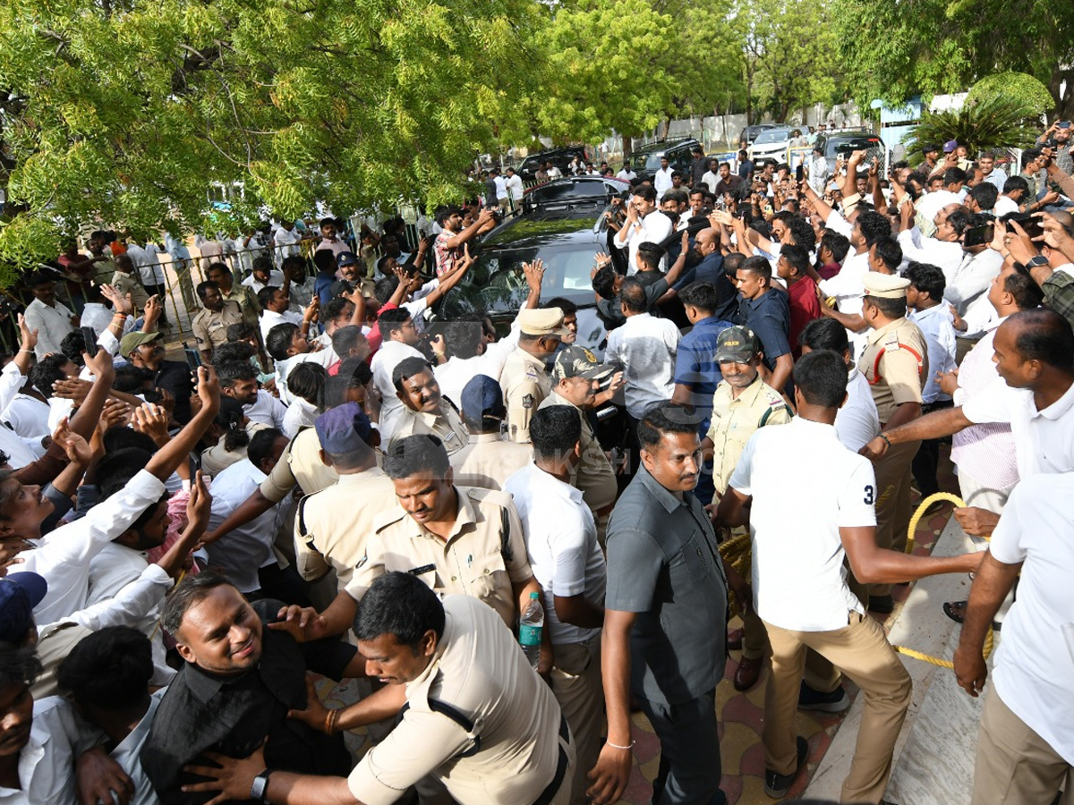 YS Jagan Visited Pulivendula to Meet YSRCP Activists Photos17