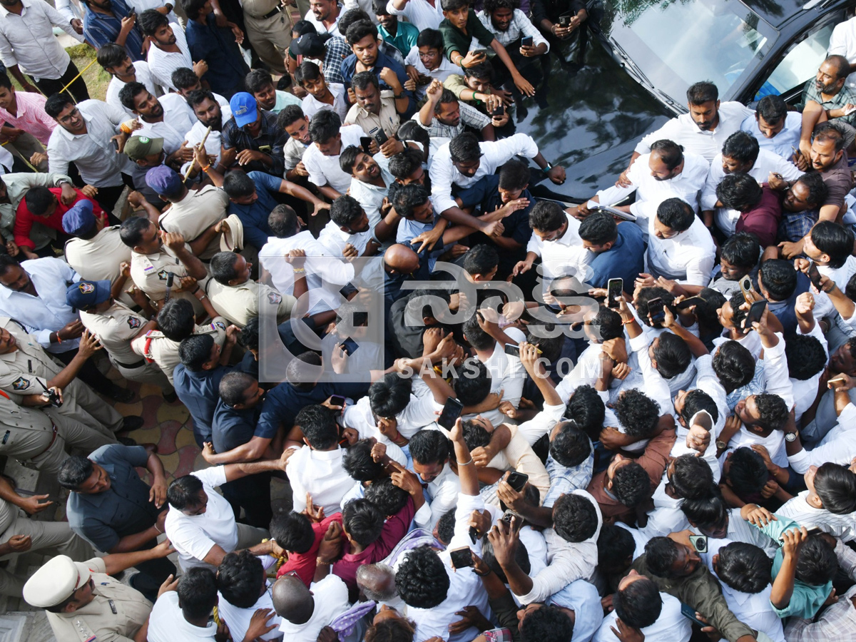 YS Jagan Visited Pulivendula to Meet YSRCP Activists Photos3