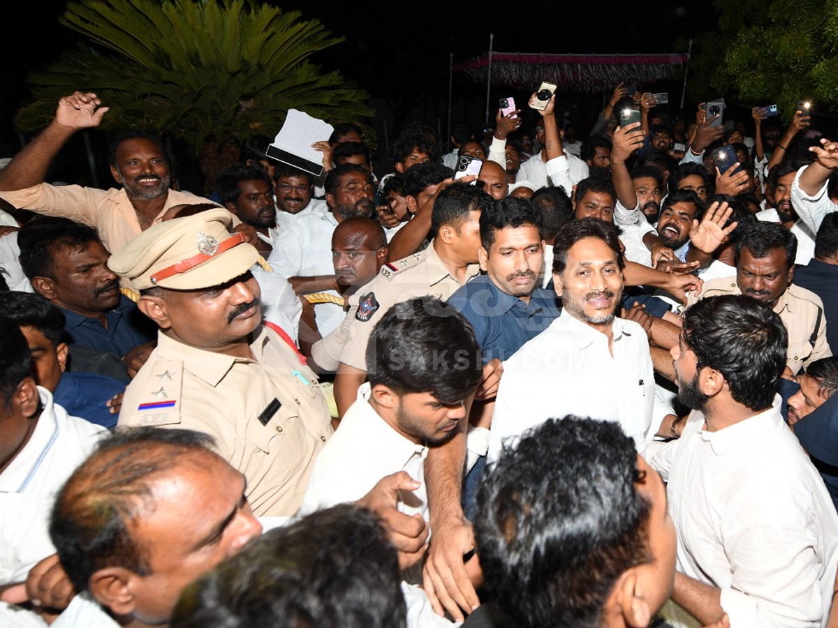 YS Jagan Visited Pulivendula to Meet YSRCP Activists Photos9