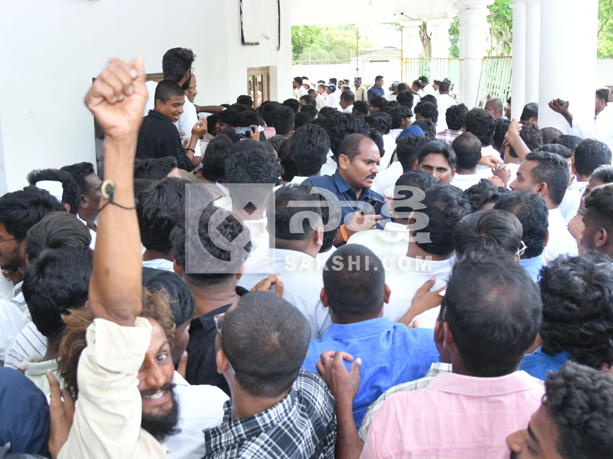 YS Jagan Visited Pulivendula to Meet YSRCP Activists Photos5