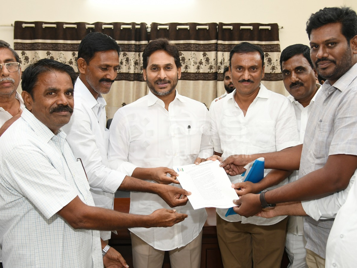 YS Jagan Visited Pulivendula to Meet YSRCP Activists Photos11