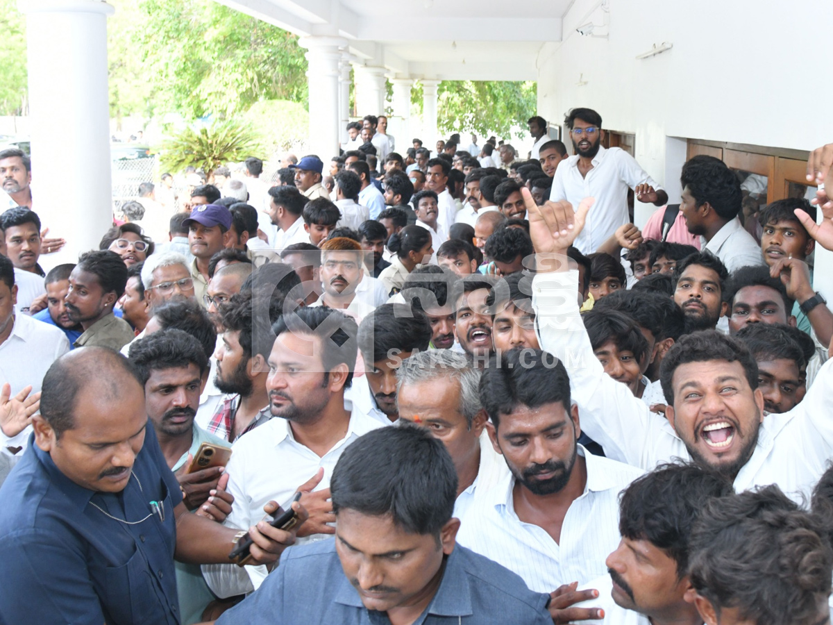 YS Jagan Visited Pulivendula to Meet YSRCP Activists Photos6