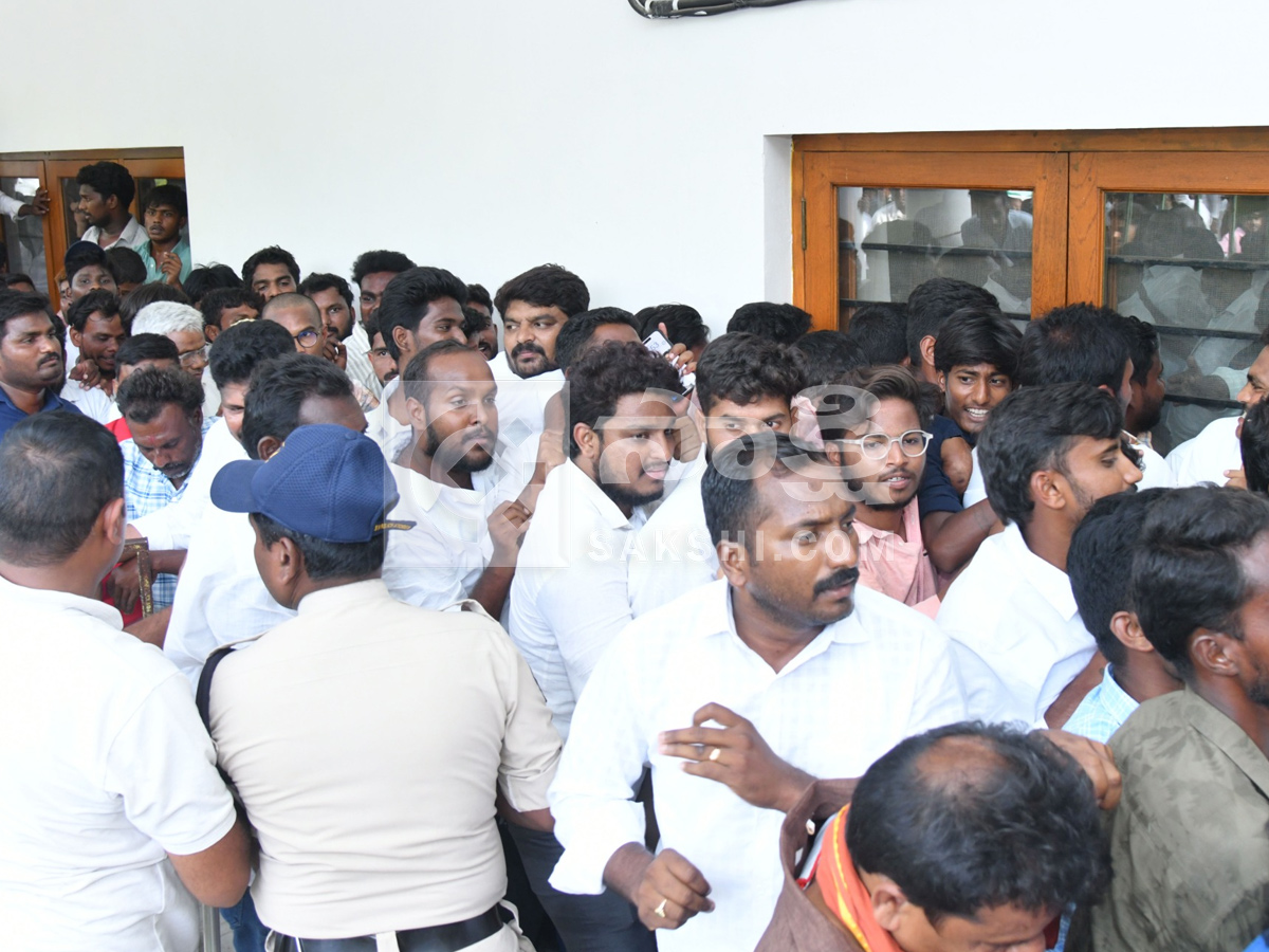YS Jagan Visited Pulivendula to Meet YSRCP Activists Photos7