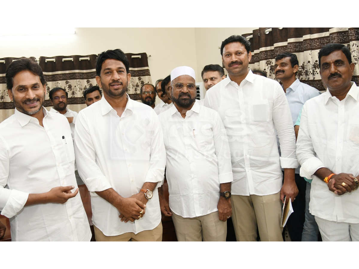 YS Jagan Visited Pulivendula to Meet YSRCP Activists Photos13