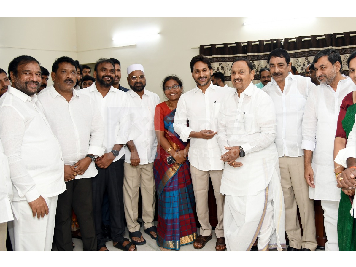YS Jagan Visited Pulivendula to Meet YSRCP Activists Photos14
