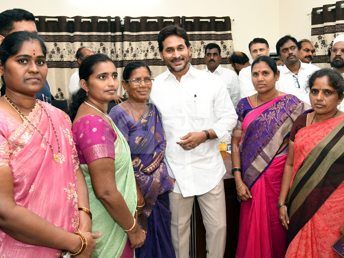 YS Jagan Visited Pulivendula to Meet YSRCP Activists Photos15