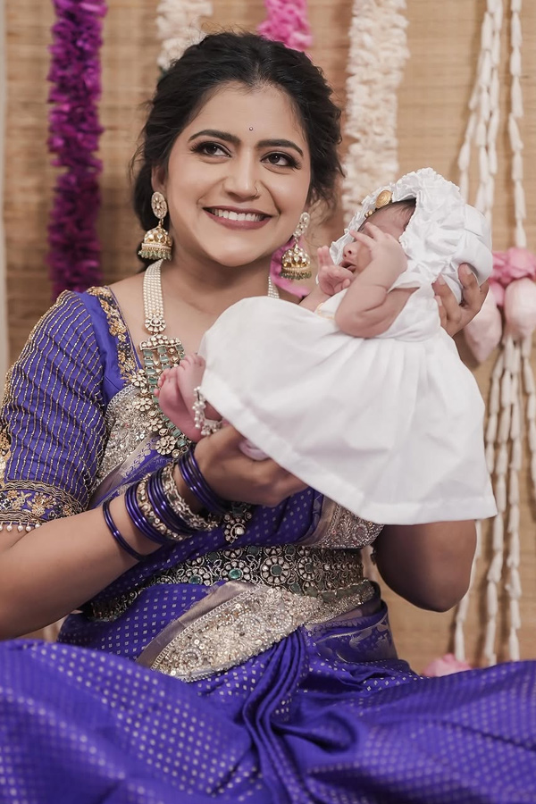  Anchor Shiva Jyothi Cute Moments with Her Daughter Photos11
