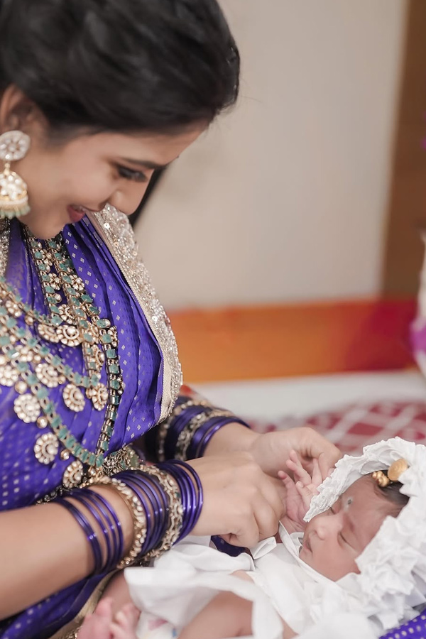  Anchor Shiva Jyothi Cute Moments with Her Daughter Photos14